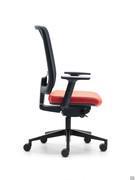 Détail de la chaise pivotante et élévatrice Elon dans la version opérationnelle avec accoudoirs, présentée ici avec une coque noire, une base en aluminium noir, une résille noire et une assise rembourrée en tissu rouge.