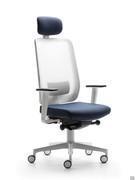 Chaise de bureau haute Elon avec appui-tête, coque blanche, mécanisme de synchronisation rapide, accoudoirs réglables en hauteur et en largeur et base en aluminium peint en blanc.
