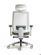 Vue arrière du fauteuil de bureau Elon avec le cadre du dossier en maille blanche, parfaitement assorti aux accoudoirs et à l'appui-tête.