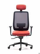 Fauteuil de bureau Elon avec coque noire, mécanisme d'auto-pondération synchronisé, accoudoirs réglables en hauteur et en largeur et piétement en aluminium peint en noir.