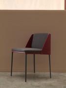 Chaise Sangay avec coque en cuir, coussins en tissu et pieds en métal