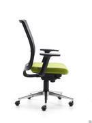 Chaise de bureau Bill avec structure noire, assise en tissu, dossier en maille et piétement pyramidal en aluminium poli.