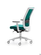 Détail du dossier rembourré de la chaise Bill, équipé d'un support lombaire réglable en hauteur