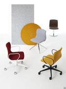 Fauteuils de travail avec accoudoirs tubulaires élancés en métal, en blanc ou en noir, combinés avec les versions pour invités du même nom avec piétement central ou à rayons.