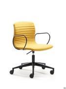 Détail de la chaise pivotante Mark avec assise réglable en hauteur, ici proposée avec une base en aluminium peinte en noir et de fins accoudoirs noirs.