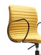 Détail des fins accoudoirs en métal tubulaire peints en noir, combinés à la coque rembourrée recouverte de tissu jaune.