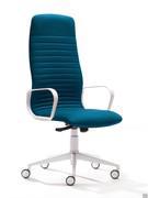 Fauteuil de bureau Mark avec accoudoirs et base en aluminium peint en blanc ; dossier haut inclinable avec mécanisme de basculement à pivot central