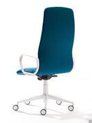 Vue du dossier de la coque rembourrée de la chaise Mark, qui, contrairement à la partie avant matelassée, est recouverte d'une couche lisse.