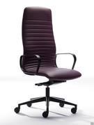 Siège de bureau Mark avec accoudoirs et base en aluminium peint en noir ; dossier haut inclinable avec mécanisme de pivotement à pivot avancé.