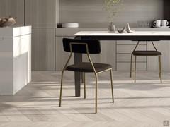 Chaise Hazel avec dossier rectangulaire, la structure arrière converge vers le centre du dossier, fermant la géométrie du dossier tubulaire