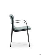 Détail de la structure en aluminium peint en noir et du siège monocoque rembourré