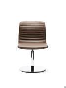 Fauteuil de bureau Mark pivotant avec support central et piétement à disque en métal chromé, rembourré et coque en cuir matelassé
