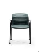 Vue de face de la chaise Mark en version 4 pieds avec accoudoirs, idéale pour les salles de réunion ou d'attente. 