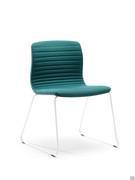 Chaise de bureau Mark avec piétement traîneau en métal peint en blanc et assise monobloc rembourrée et recouverte de tissu