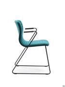 Détail de la structure métallique tubulaire qui forme le piètement traîneau et les accoudoirs fins de la chaise Mark.