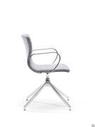 Vue latérale de la chaise Mark dans la version avec base pivotante à rayons et avec accoudoirs, coque recouverte de tissu