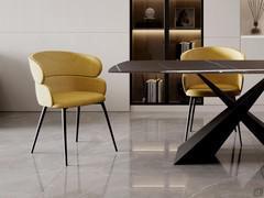 Fauteuil de table à dossier haut et enveloppant Diane en version avec dossier intégral, combiné avec la table Trevor