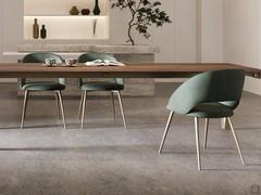 Chaise tapissée avec pieds coniques en métal Niva dans la version avec dossier simple, avec accoudoirs à peine visibles et faisant partie intégrante de l'assise