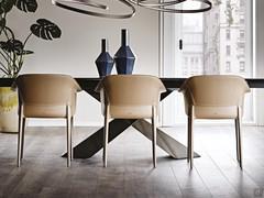 Fauteuils en cuir Zuleika de Cattelan, associés à la table à manger Tyron
