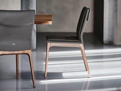 Chaise Sofia de Cattelan, avec dossier rembourré et structure en bois massif, en différentes couleurs