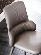 Chaise Ginger avec assise large et confortable, dossier haut et partie inférieure enveloppante
