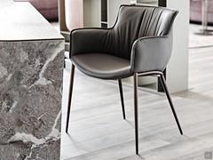 Chaise Rhonda en simili-cuir avec accoudoirs de Cattelan dans la version avec quatre pieds en métal peint