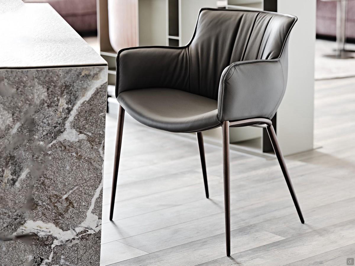 Chaise Rhonda en simili-cuir avec accoudoirs de Cattelan dans la version avec quatre pieds en métal peint