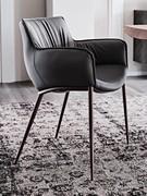 Fauteuil Rhonda avec accoudoirs dans la version avec quatre pieds en métal. Également disponible avec un cadre en bois, un piétement luge ou un mécanisme de pivotement.