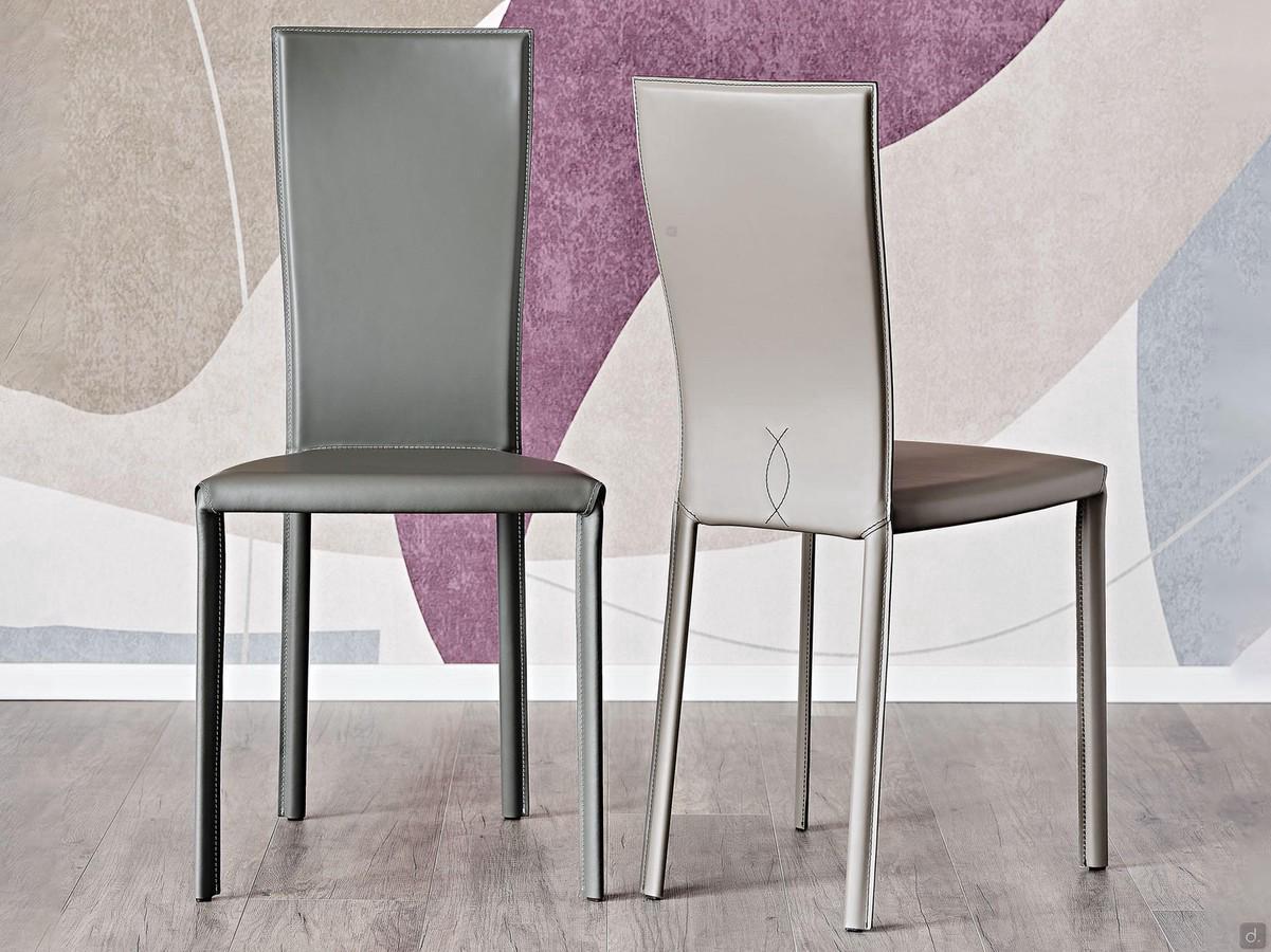 Chaise Nina de Cattelan recouverte de cuir, avec surpiqûres apparentes et dossier inférieur décoré