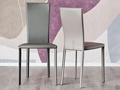 Chaise Nina de Cattelan recouverte de cuir, avec surpiqûres apparentes et dossier inférieur décoré