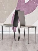 Chaises Nina de Cattelan, à haut dossier et décorées à l'arrière, entièrement revêtues de cuir