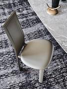 Malgré la forme généreuse de son assise, la chaise Lara est fine, élancée et d'une finition soignée.