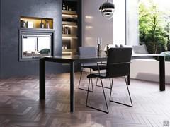 Chaise Telma - assise et dossier en monocoque recouvert de tissu avec châssis traîneau en métal peint en noir