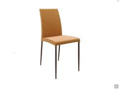 Chaise Fleming avec dossier haut et pieds élancés en métal peint. Possibilité de personnaliser le revêtement et la finition de la structure métallique.