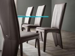 Table de réunion avec un ensemble de chaises Aurélia autour, recouvertes de cuir