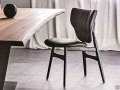 Chaise Dumbo Ash de Cattelan - les plis du revêtement de l'assise et du dossier mettent en valeur les courbes douces.