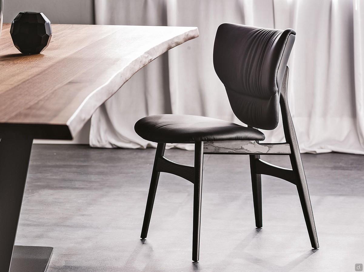 Chaise Dumbo Ash de Cattelan - les plis du revêtement de l'assise et du dossier mettent en valeur les courbes douces.