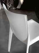 Vue arrière de la chaise Beverly de Cattelan, ici entièrement recouverte de cuir blanc.
