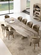 Salle à manger élégante avec fauteuils Leslie autour de la grande table Vortex