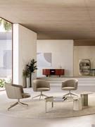 Chaise longue Leslie avec assise basse et large et base pivotante à 4 branches en aluminium peint