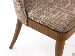 Chaise Eiko, avec structure en bois (ici en noyer Canaletto) aux formes douces et arrondies