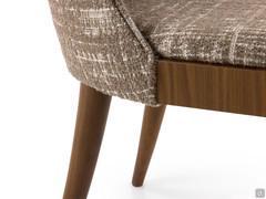 Détail de l'assise de la chaise Eiko, avec le dossier rembourré relié directement au plateau de l'assise en bois. 