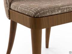 Détail du pied et du plateau d'assise de la chaise Eiko, ici proposée en noyer canaletto mais également disponible en noyer gris naturel.
