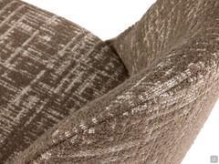 Détail du dossier et de l'assise tapissés de la chaise Eiko, ici recouverte du tissu Bel Ami