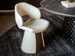 Chaise Dafne de Cattelan revêtue de cuir ou de cuir Glove, mais également disponible en version similicuir.