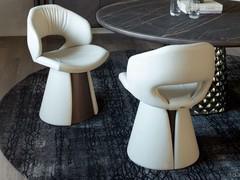 Chaise avec base conique en cuir Dafne de Cattelan, avec insert spécial dans la base en métal courbé et gaufré