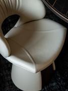 Coutures apparentes sur l'assise de la chaise Dafne de Cattelan recouverte de cuir