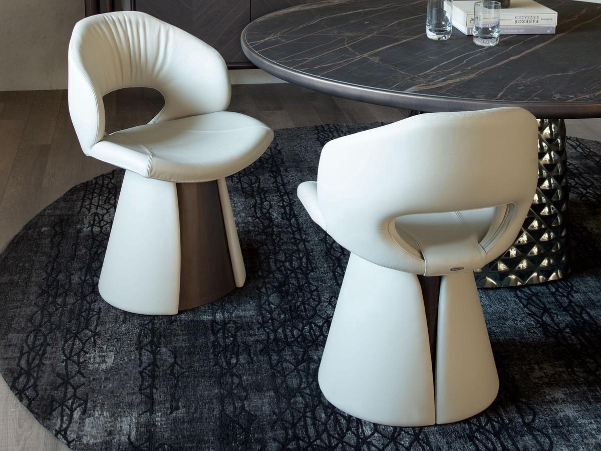 Chaise avec base conique en cuir Dafne de Cattelan, avec insert spécial dans la base en métal courbé et gaufré