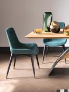 Chaise Clara avec un cadre en frêne massif teinté en noir et des entretoises en laiton. Différentes couleurs sont disponibles pour le bois, ainsi que différents vernis pour les éléments métalliques.