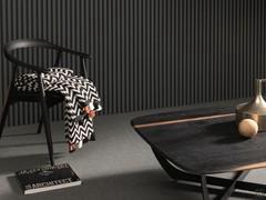 La chaise Esmeralda se révèle polyvalente. Un siège supplémentaire raffiné pour le salon, ou comme "support" dans les zones de couchage ou les grands dressings.